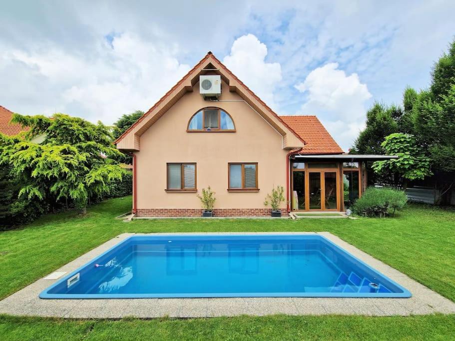 House With 3 Bedrooms And Pool Dunajska Luzna エクステリア 写真