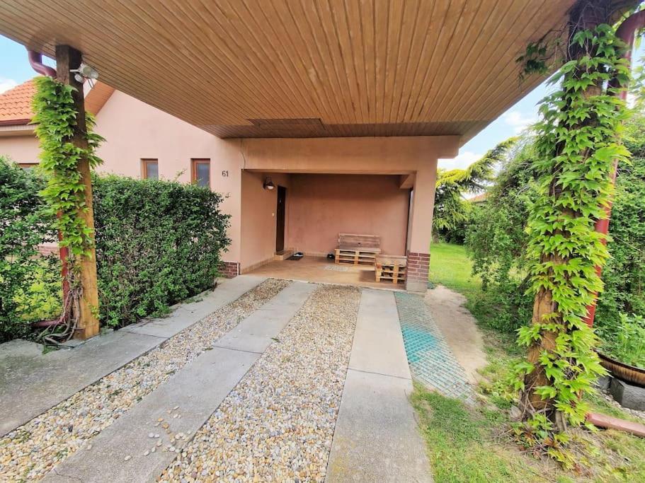 House With 3 Bedrooms And Pool Dunajska Luzna エクステリア 写真